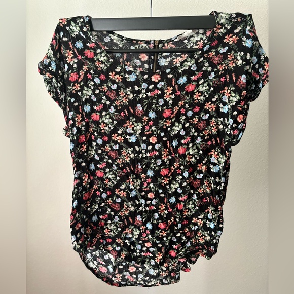 Floral blouse 🌸 - Picture 1 of 1